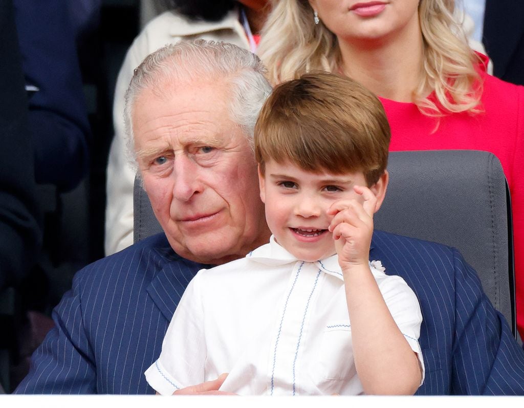 El príncipe Louis sentado en el regazo de su abuelo Carlos en las celebraciones del Jubileo de Platino de la fallecido reina Isabel II en 2022.