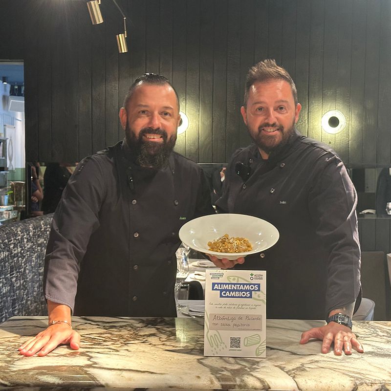 Álvaro Castellanos e Iván Morales, del grupo Arzábal, con su plato solidario: albóndiga de pularda con salsa de pepitoria.