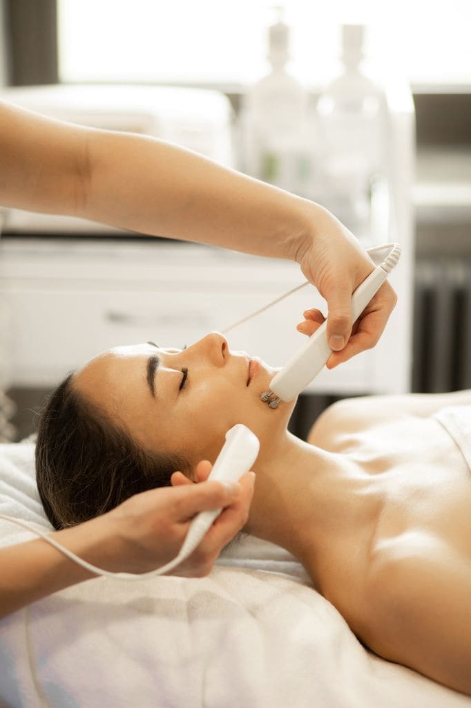 laser facial mujer en una camilla