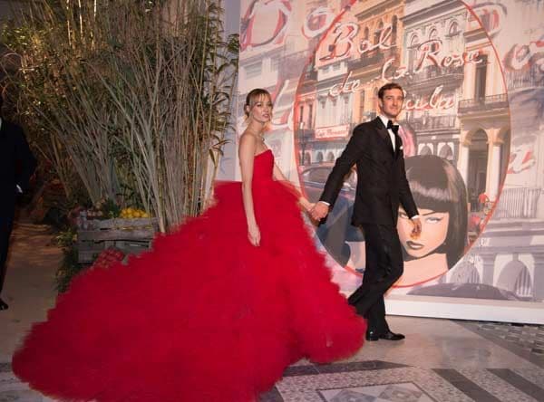 Beatrice Borromeo eclipsó con un espectacular vestido rojo de Giambattista Valli con escote palabra de honor digno de la mejor alfombra roja
