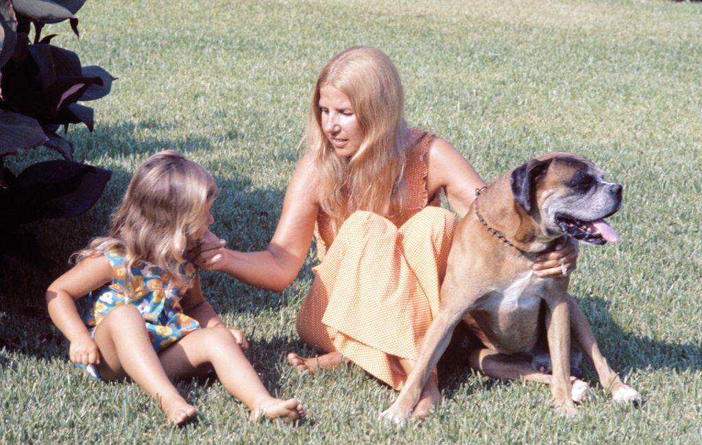 La duquesa de Alba, con su hija, Eugenia, y uno de sus perros