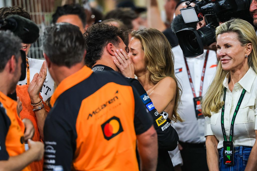 El beso de Lando Norris a su novia Margarida Corceiro tras ganar el campeonato del mundo