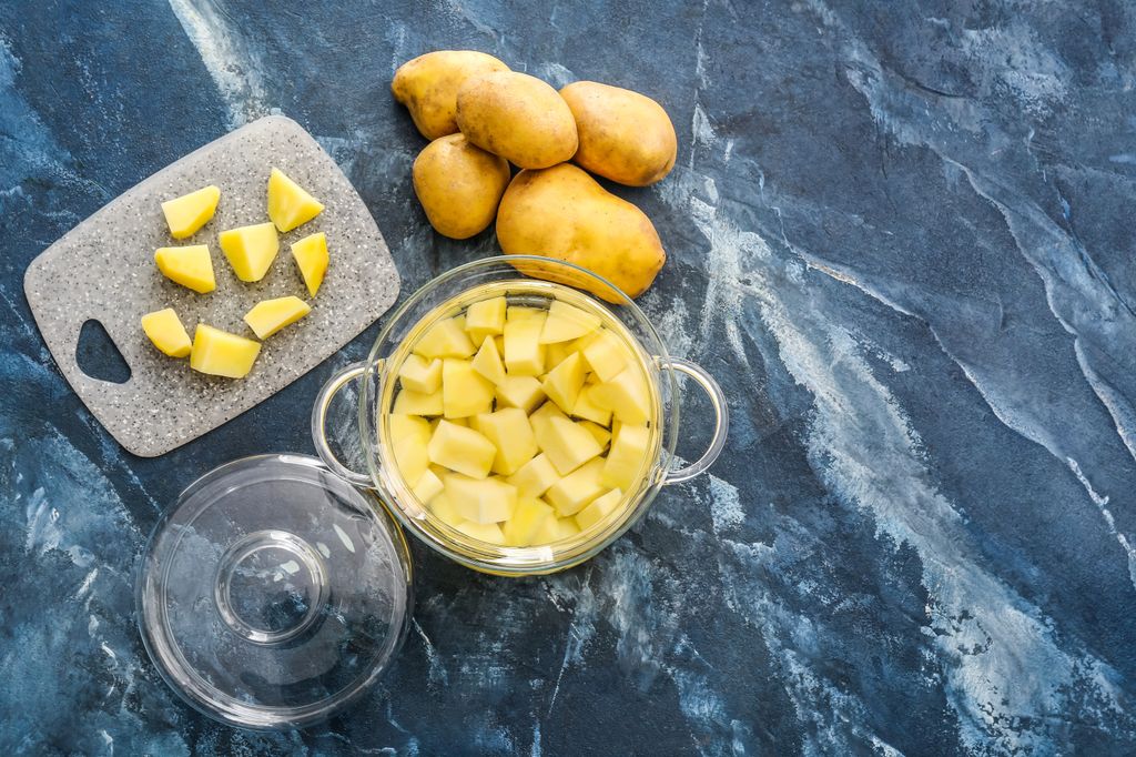 El motivo de cocer las patatas troceadas y sin piel es para acelerar el proceso.