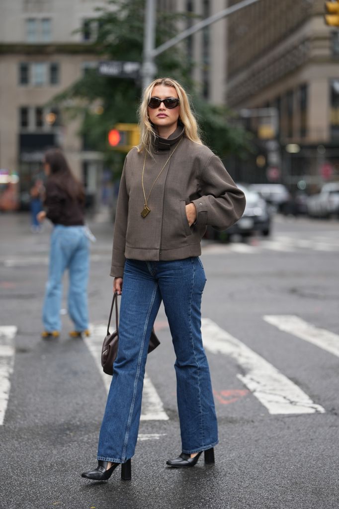 Los jeans flare tienen la silueta ideal para combinar con botines clásicos.
