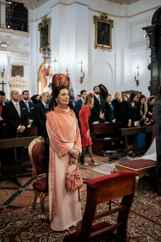 Look de madrina con mantilla de invierno