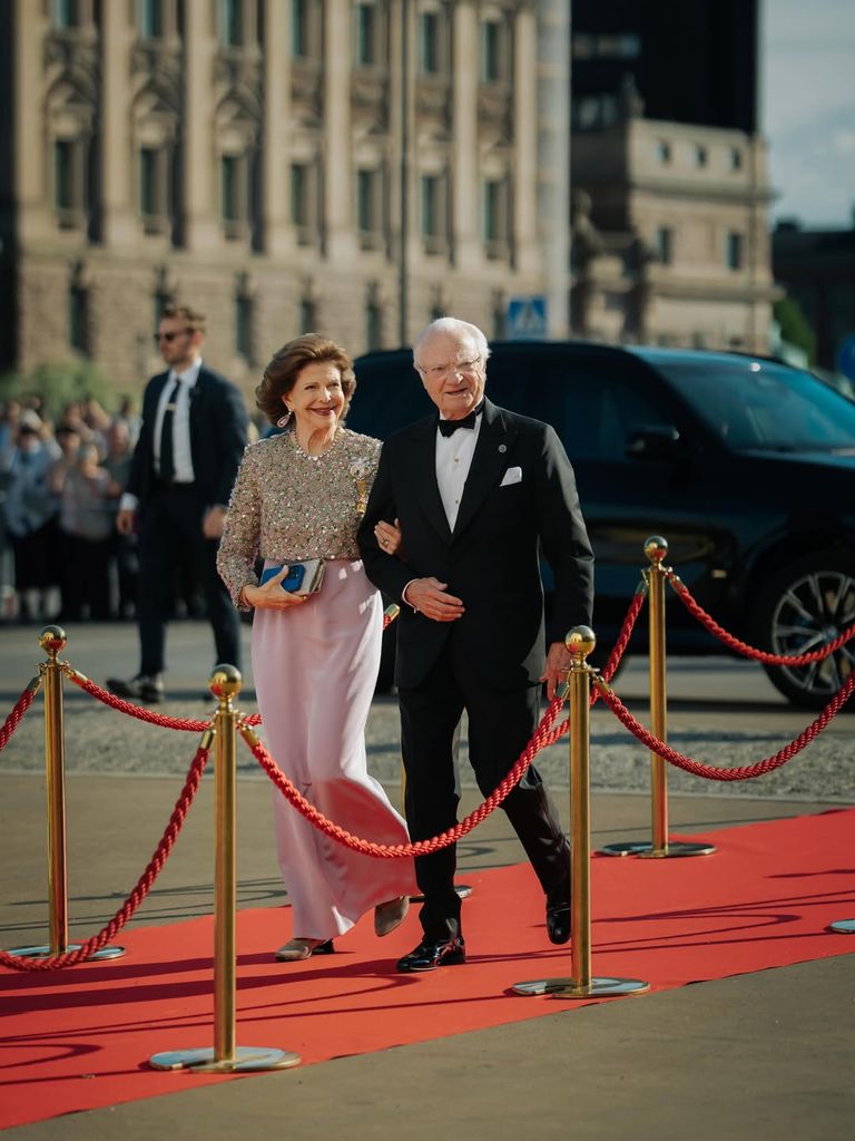 Los reyes Carlos Gustavo y Silvia de Suecia llegan a la Ópera Real de Estocolmo para asistir a la función que rinde homenaje a sus bodas de oro