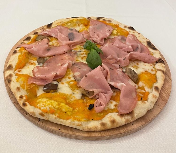 Pizza emiliana con mortadela italina y setas