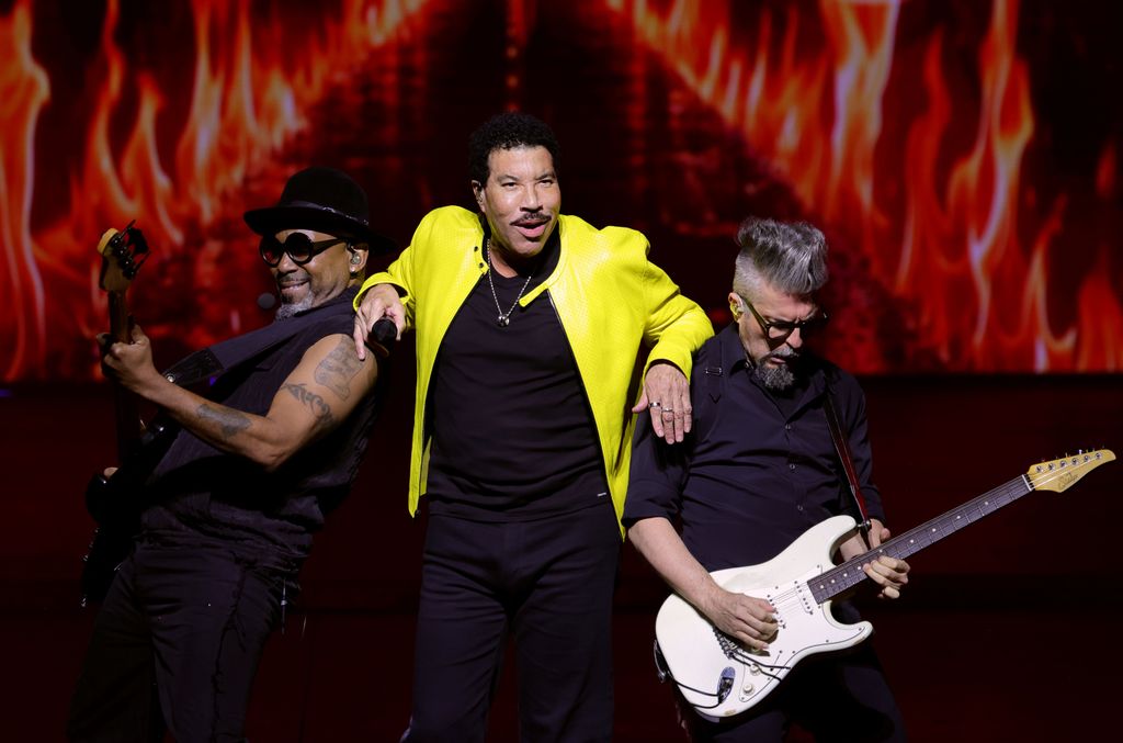 El cantante pidió una silla para terminar sentado All Night Long, la última canción de una actuación tras la que decidió acudir al hospital para someterse a varias pruebas