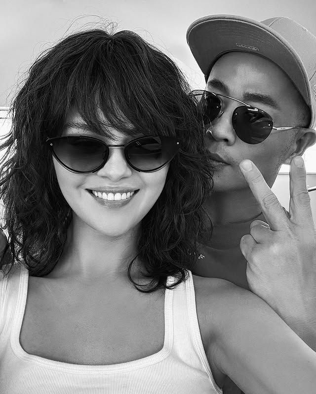 Selena Gomez y el maquillador Hung Vanngo en una foto en blanco y negro