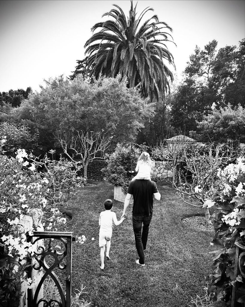 Meghan Markle compartió esta fotografía del príncipe Harry con sus dos hijos, Archie y Lilibet