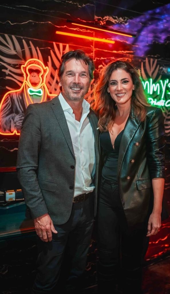 Plano medio de Verónica Dulanto con su marido Andrés en un evento