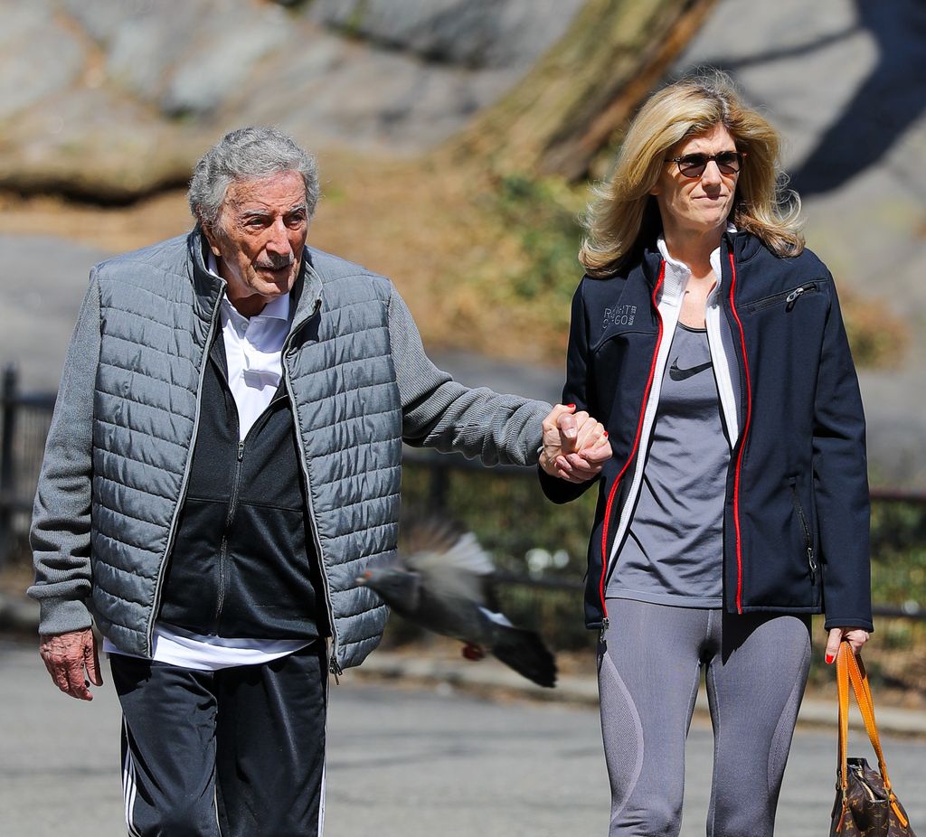 Tony Bennett y su mujer Susan Crow paseando por las calles de Nueva York
