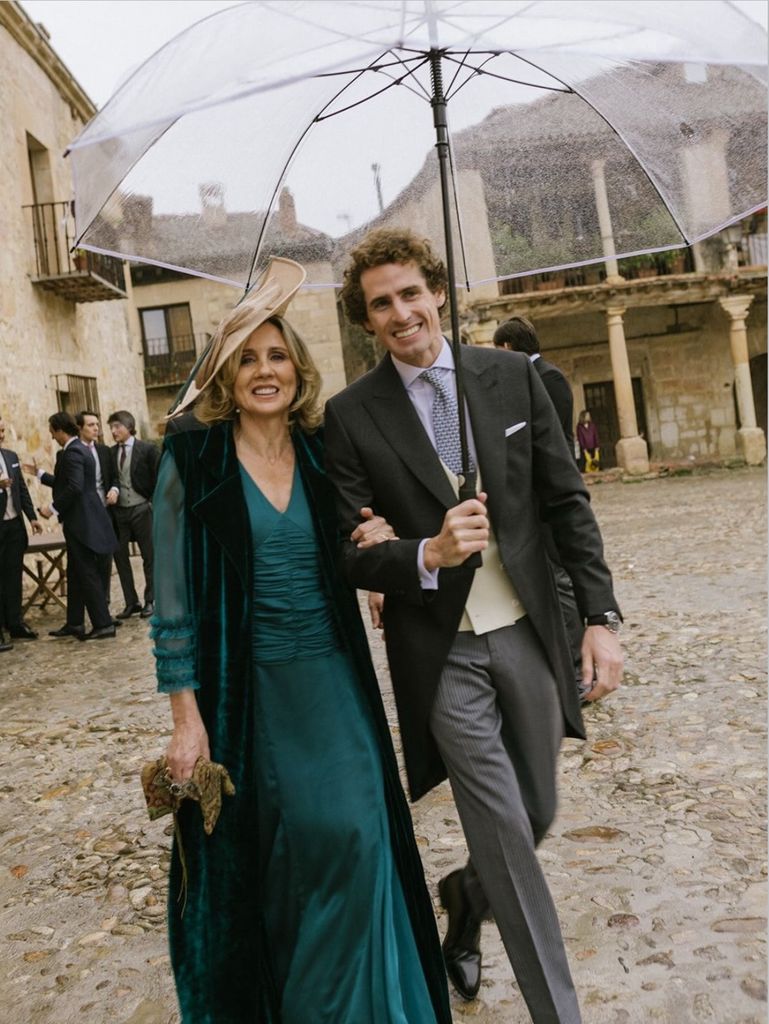 Ideas de abrigo para madrinas de boda de invierno chaleco