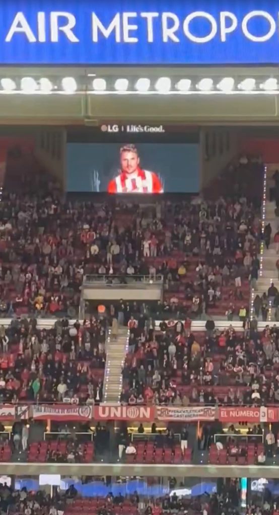 El homenaje del Atlético de Madrid al padre de Dani Martín en el Metropolitano 