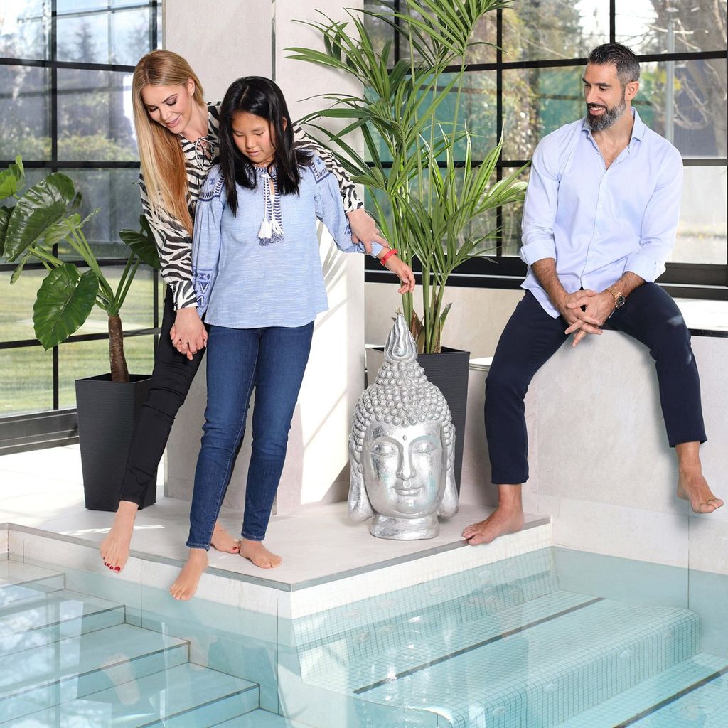 Ingrid Asensio y Fernando Sanz en su casa de La Moraleja posan con su familia