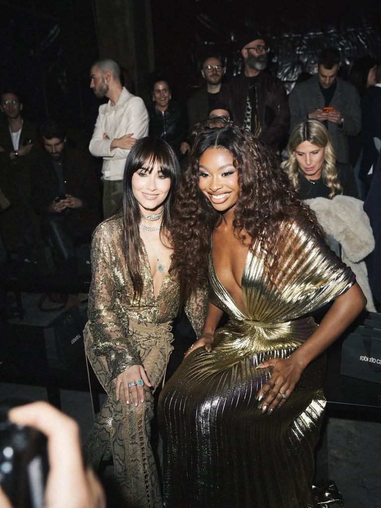 Aitana y Coco Jones en primera fila.