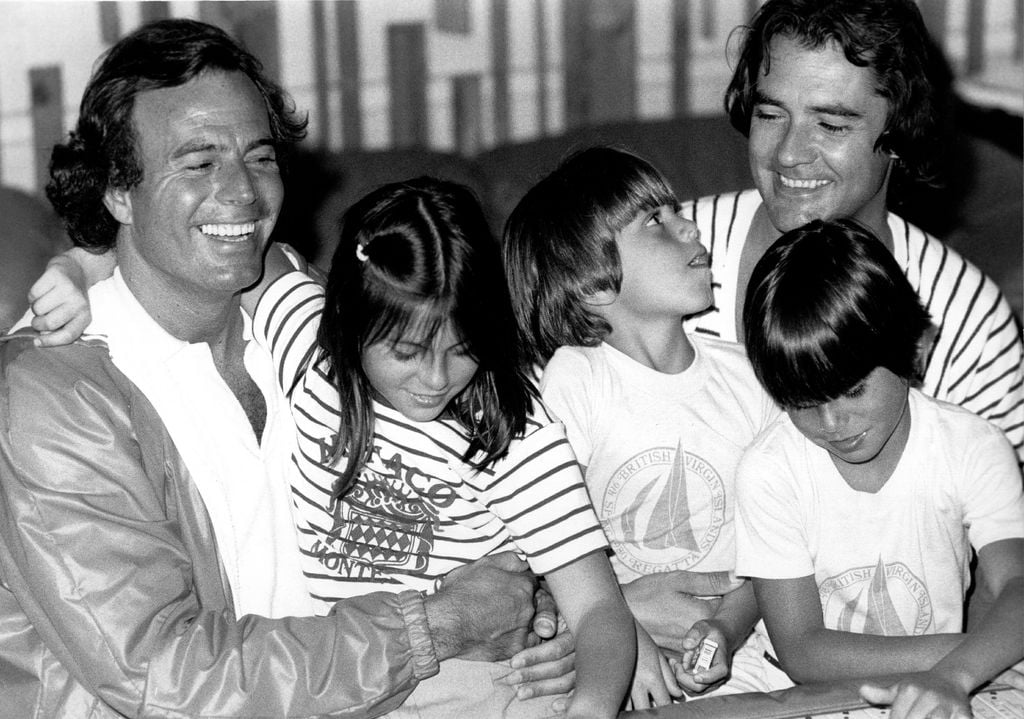 Julio Iglesias con sus hijos Chabeli, Enrique y Julio José al lado de Ramón Arcusa en los años 80