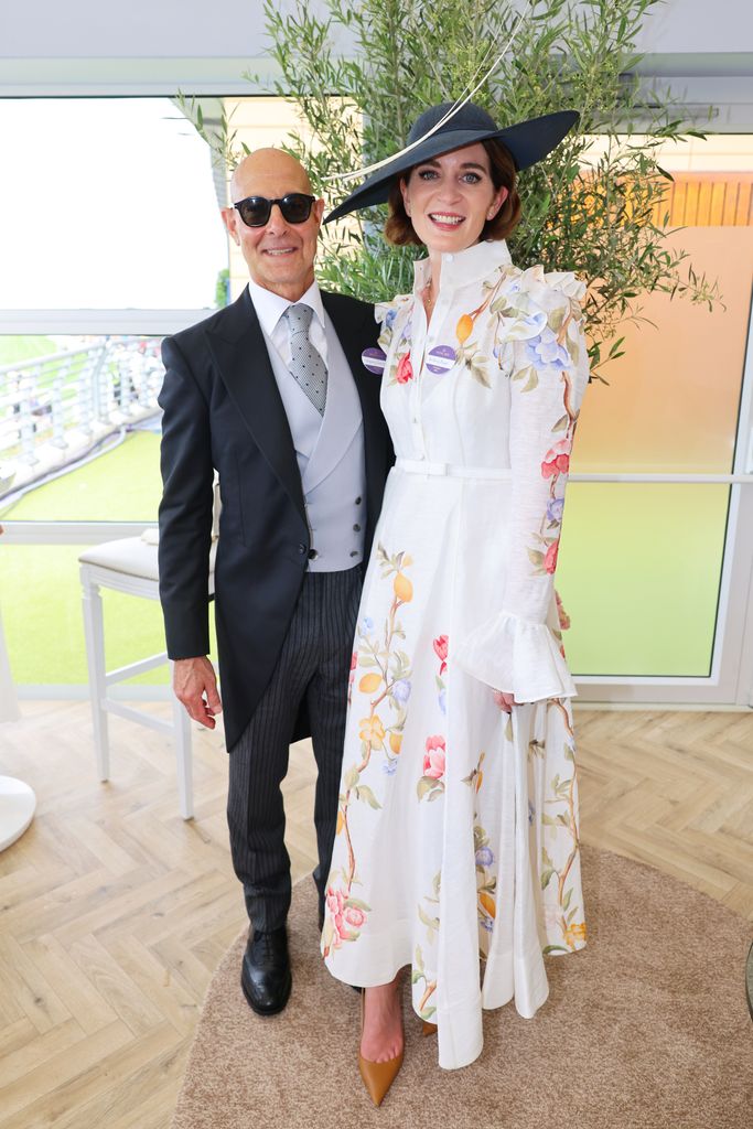 Stanley Tucci con su esposa Felicity Blunt, hermana de Emily Blunt, compañera de reparto de Tucci en El Diablo viste a la moda durante el día 3 del Royal Ascot.