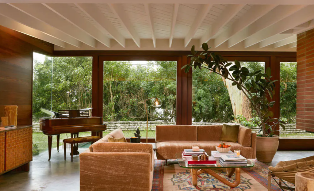 El salón, el corazón de la casa de Dakota Johnson

