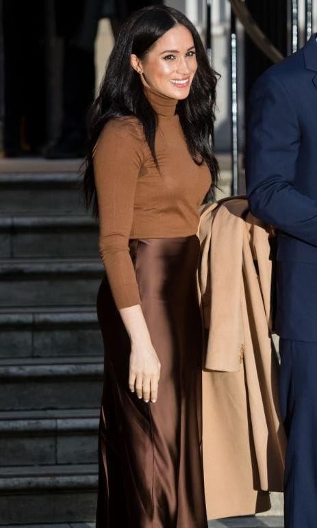 Meghan Markle con falda de satén color chocolate