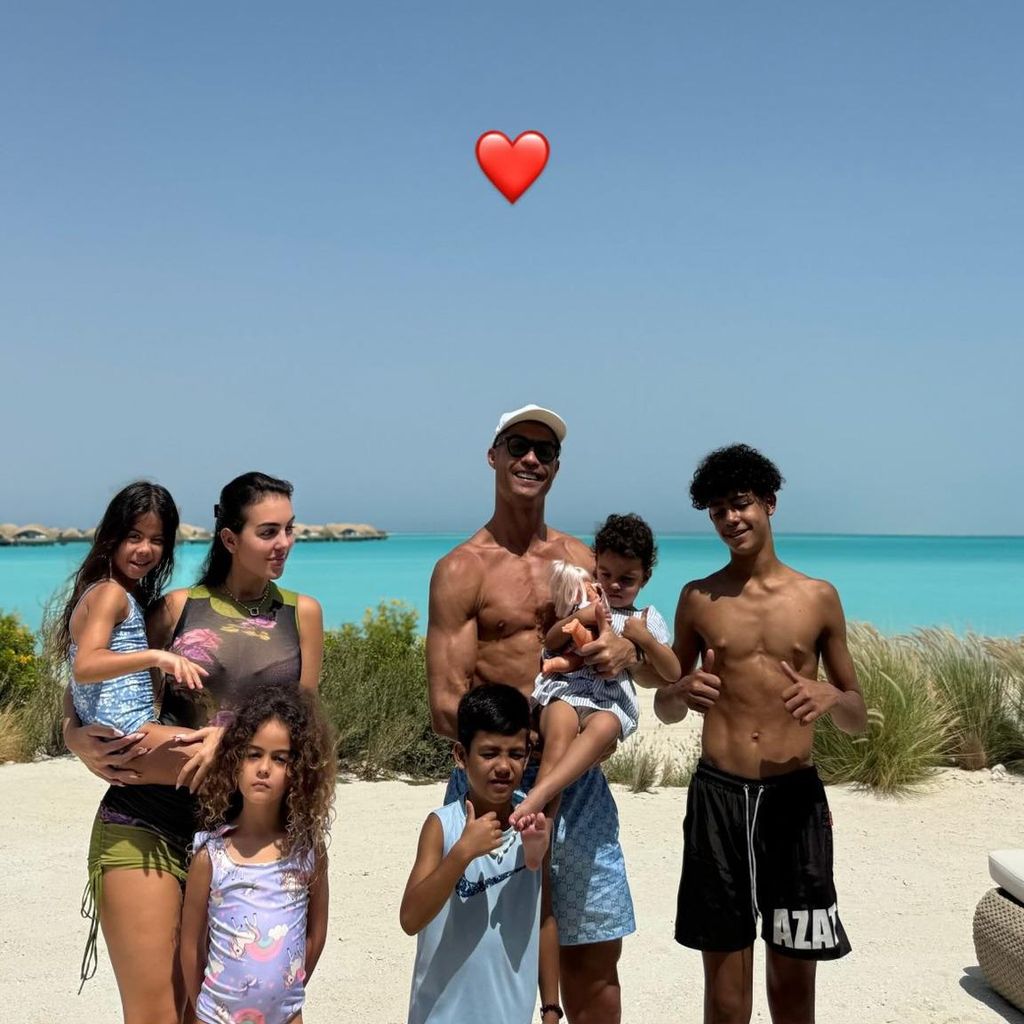 cristiano ronaldo y georgina rodr guez con sus hijos