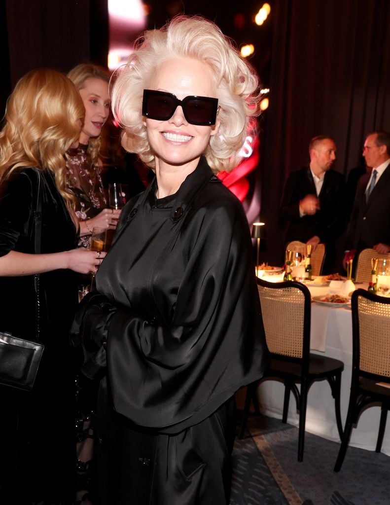 Pamela Anderson en los WWD Style Awards, 2026.
