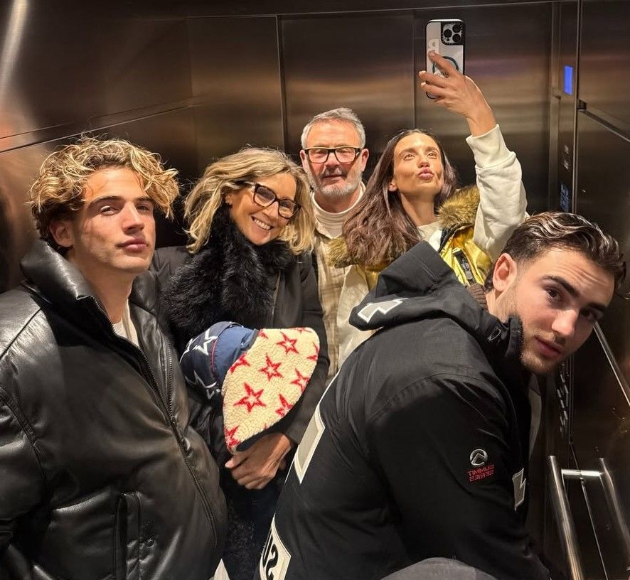 María Pedraza con su novio, Jason Fernández, su cuñado y sus suegros