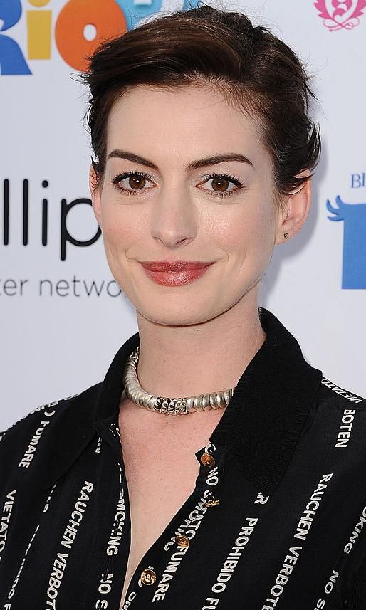anne hathaway con corte slick pixie cut
