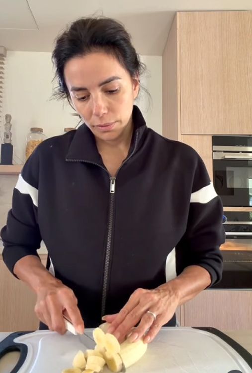 Eva Longoria arranca su receta cortando en rodajas los plátanos maduros.