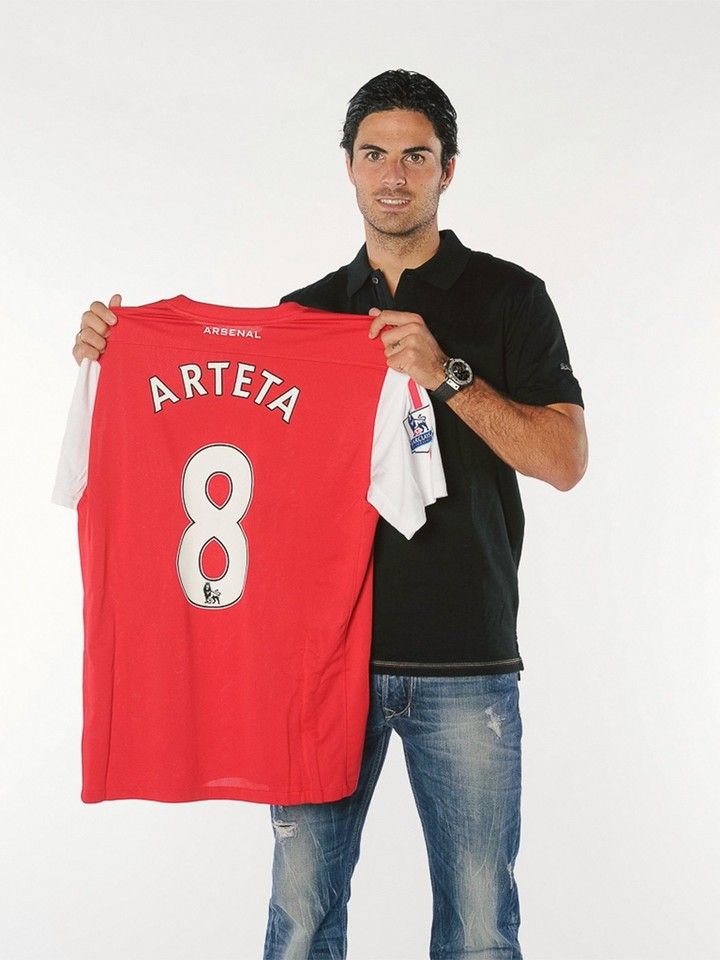 Mikel Arteta fichó por el Arsenal en el verano de 2011, tenía 29 años y firmó por cuatro temporadas, iniciando así una historia con el club londinense que años después continuaría desde el banquillo