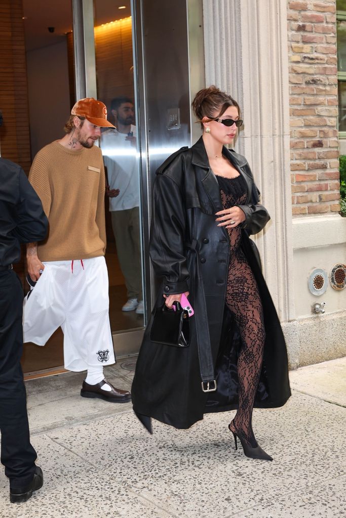 Hailey Bieber en Nueva York con mono de encaje transparente