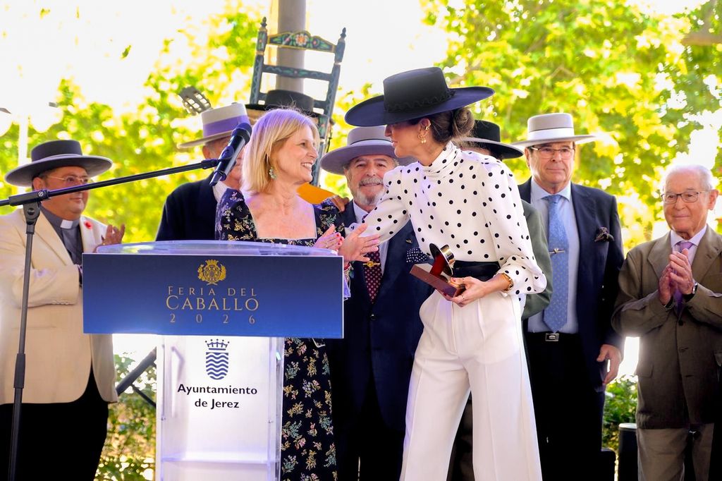 Una imagen de la diseñadora junto a la alcaldesa de Jerez