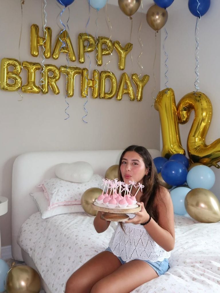 Salomé festejó con un pastel de cake pops
