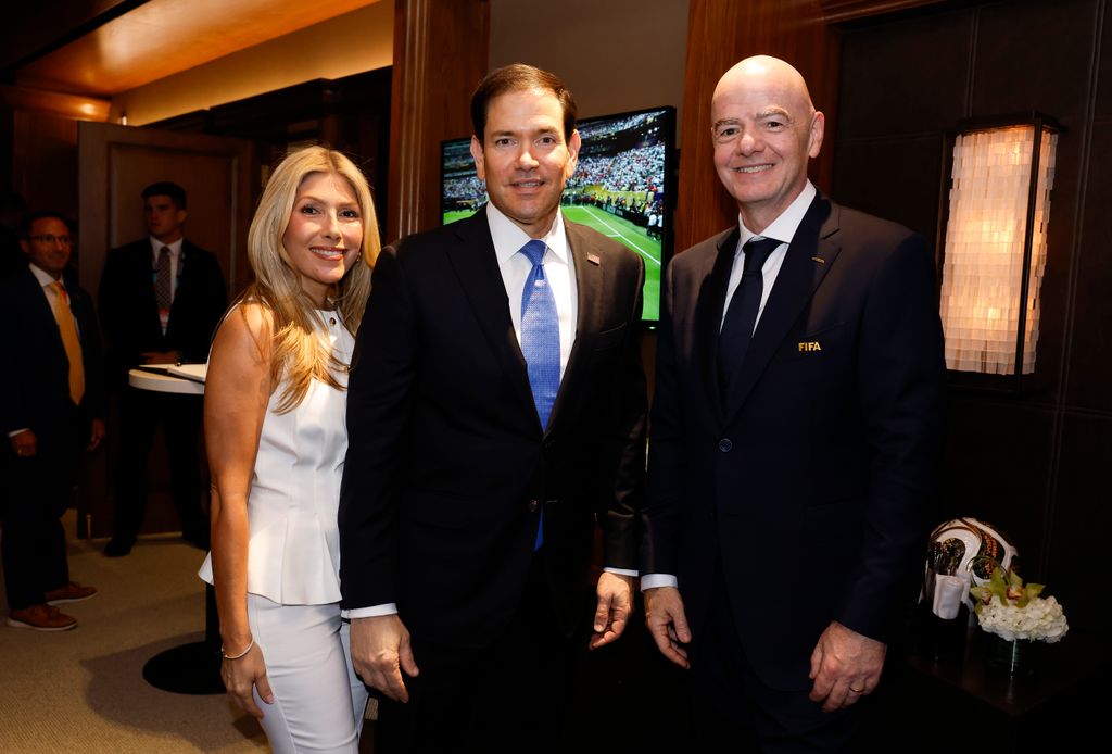 El secretario de Estado Marco Rubio y su esposa Jeanette Dousdebes Rubio, junto a Gianni Infantino.
