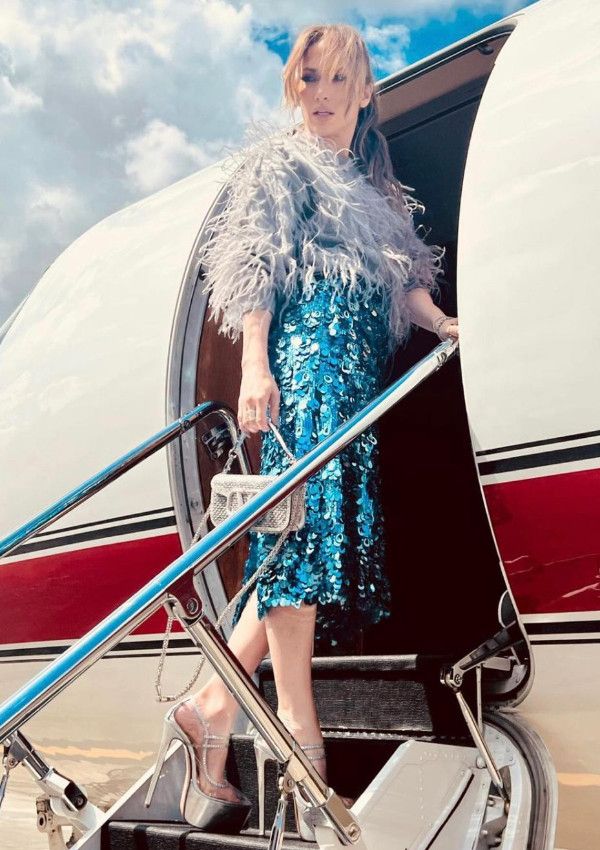 Jennifer Lopez con jersey de plumas y falda de lentejuelas, de Valentino