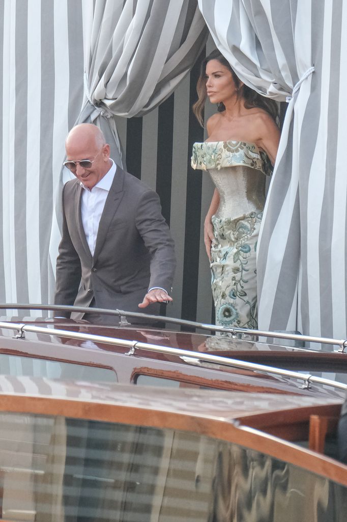 Los novios listos para celebrar con sus invitados el primero de varios días de su boda