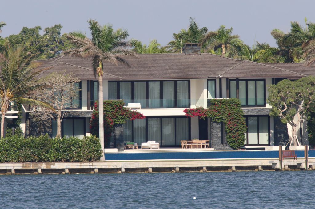La casa de Enrique Iglesias y Anna Kournikova en Miami desde el exterior, donde se aprecia el acceso directo al mar y el muelle privado
