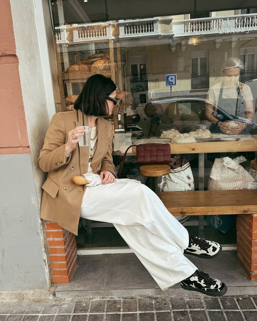 Bea Gimeno primer look premamá con zapatillas barefoot, las mismas que Isabelle Junot