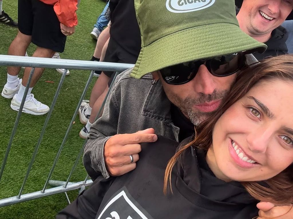 Matías Novoa y Michelle Renaud disfrutaron del concierto de Oasis en Edimburgo.