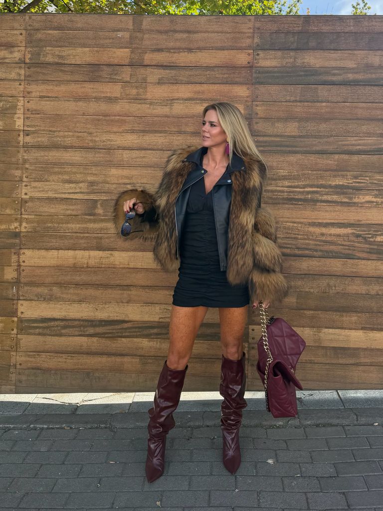 Amelia Bono apuesta por un minivestido y botas XL