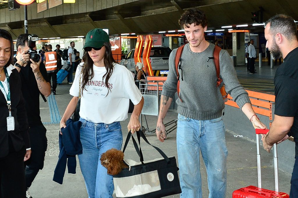 Shawn Mendes hizo una llegada que dio de qué hablar en São Paulo, apareciendo junto a la actriz brasileña Bruna Marquezine.