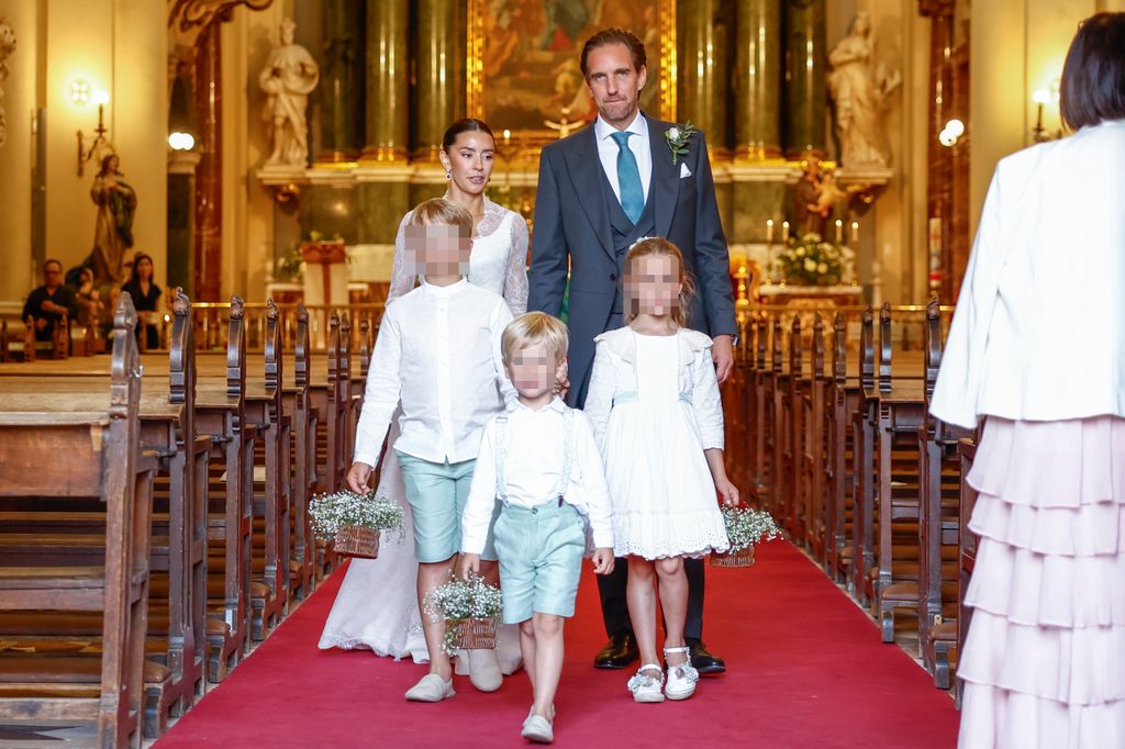 La pareja abandona la iglesia de Santa Bárbara de Madrid junto a los sobrinos de Friedrich