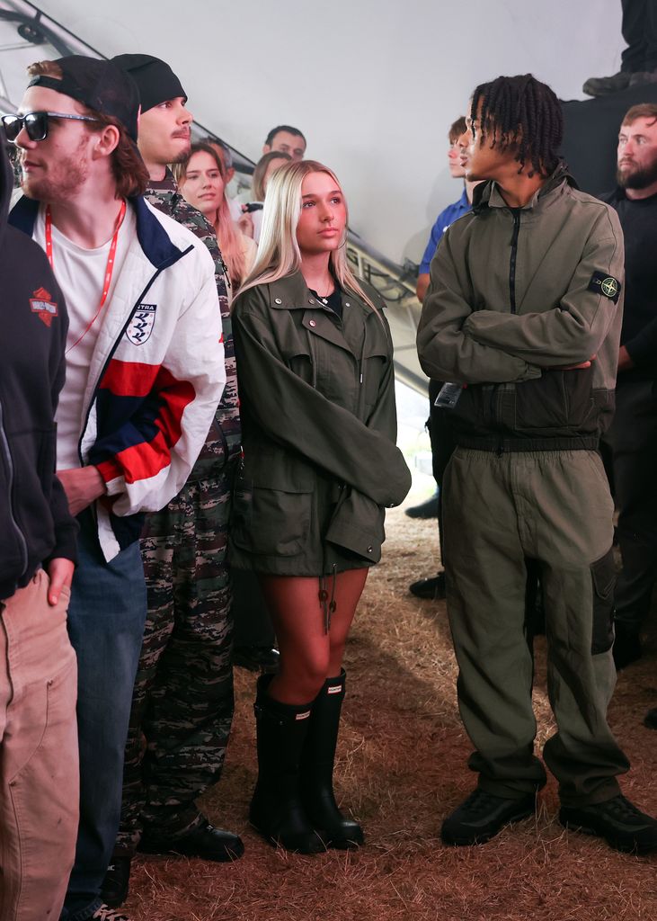 Harper Beckham se va de festival con un look de otoño lluvioso que rinde homenaje a un icono de los 90