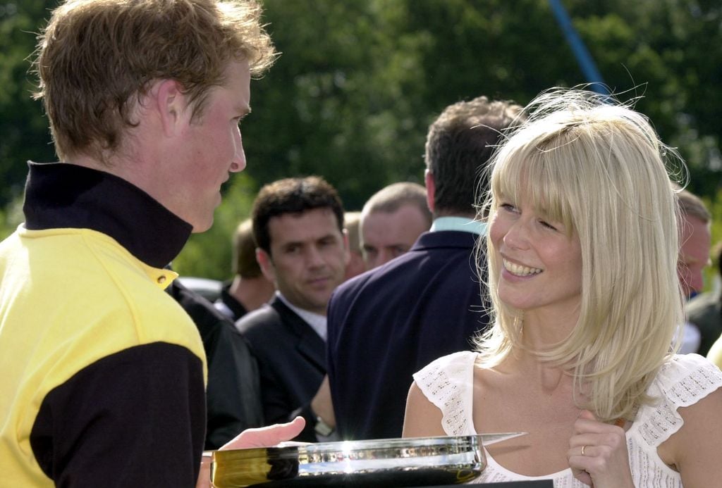 La modelo Claudia Schiffer besa al príncipe Guillermo mientras le entrega su premio por la victoria de su equipo en el partido de polo Porcelanosa Challenge Cup en Ashe Park, organizado para recaudar fondos para organizaciones benéficas juveniles locales