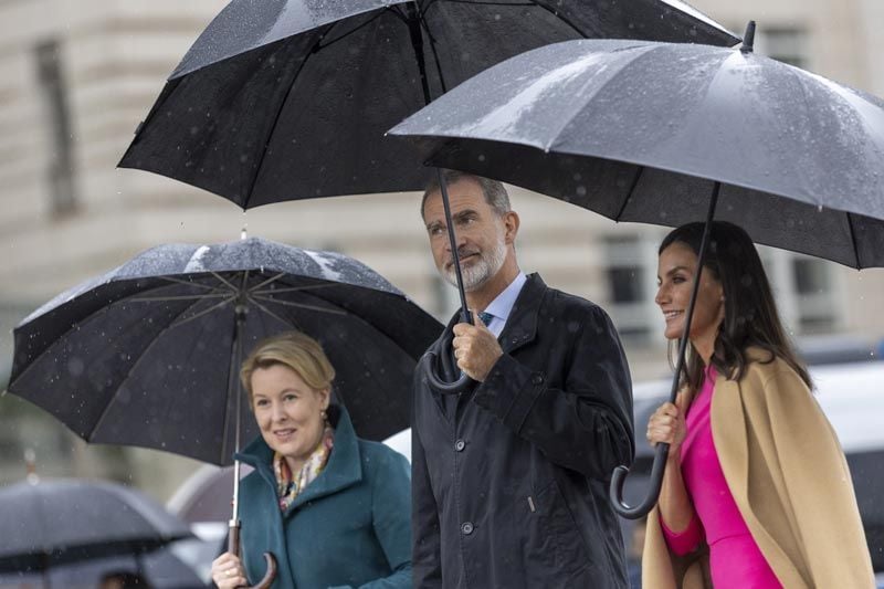Don Felipe y doña Letizia con la alcaldesa de Berlín