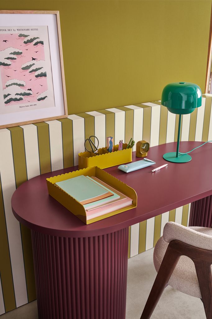 Rincón de trabajo con muebles de colores