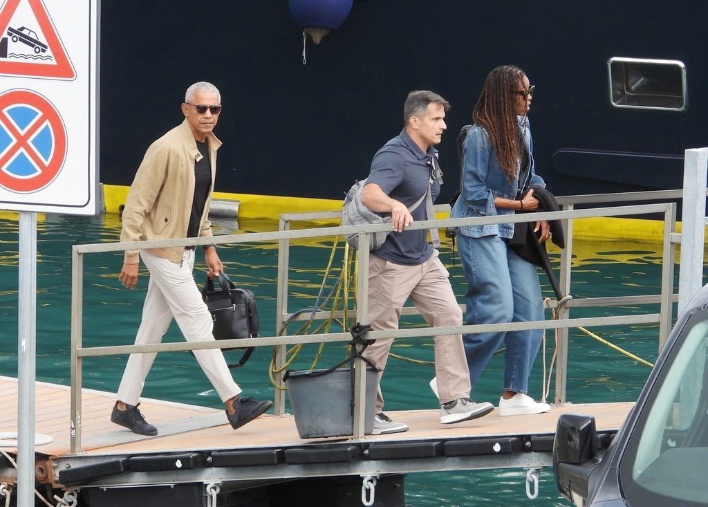 Barack Obama y Michelle Obama, salieron del yate de Steven Spielberg después de unas vacaciones de tres días en Portofino.