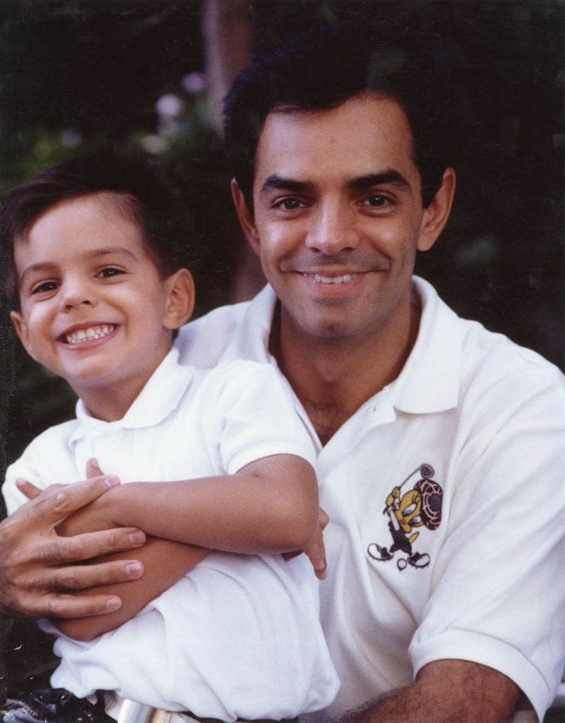 Vadhir Derbez felicitó a su padre compartiendo esta nostálgica foto juntos.