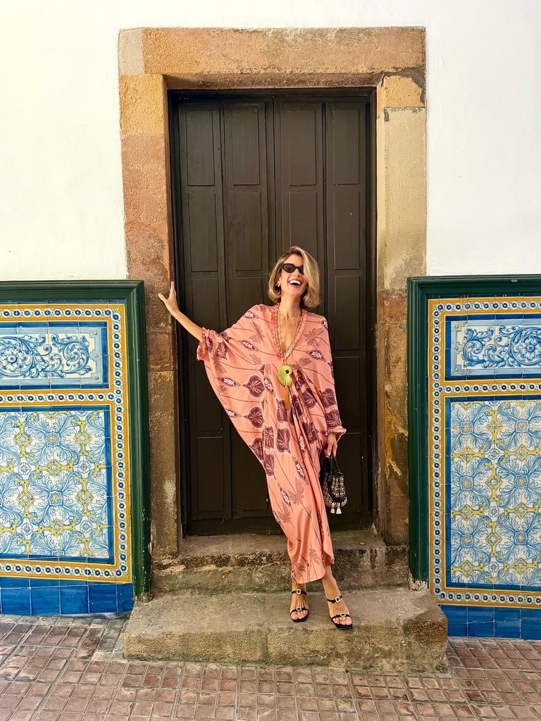 Inés de Cominges con caftán de invitada estampado, de Laganini