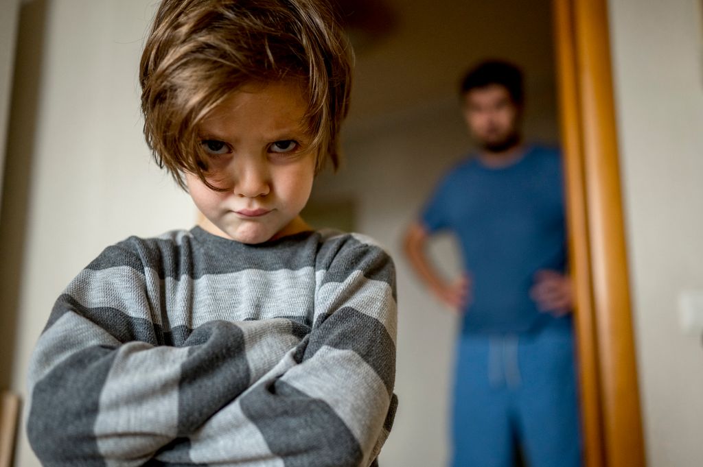 Padre observa a su hijo, enfadado